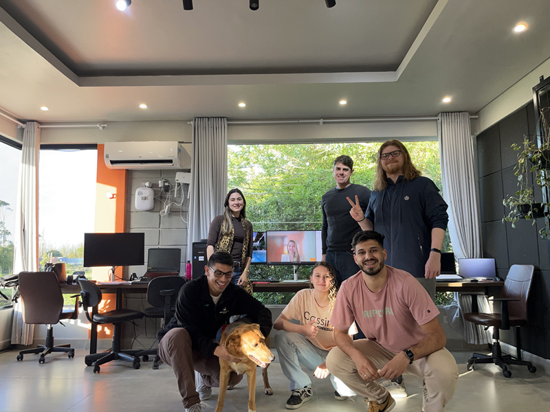 foto da equipe da martin projetos pousando para um foto